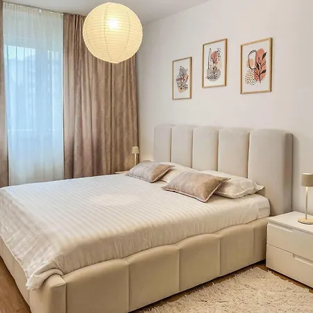 Apartment Lara - Spacious And Comfortable 2-bed, 2-bath